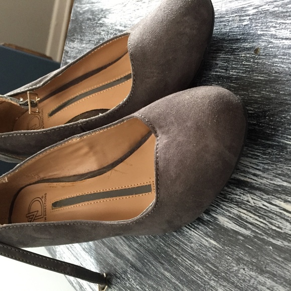New Directions _Angle_ Grey Suede Wedge Pumps - 6 Like New - Picture 3 of 6